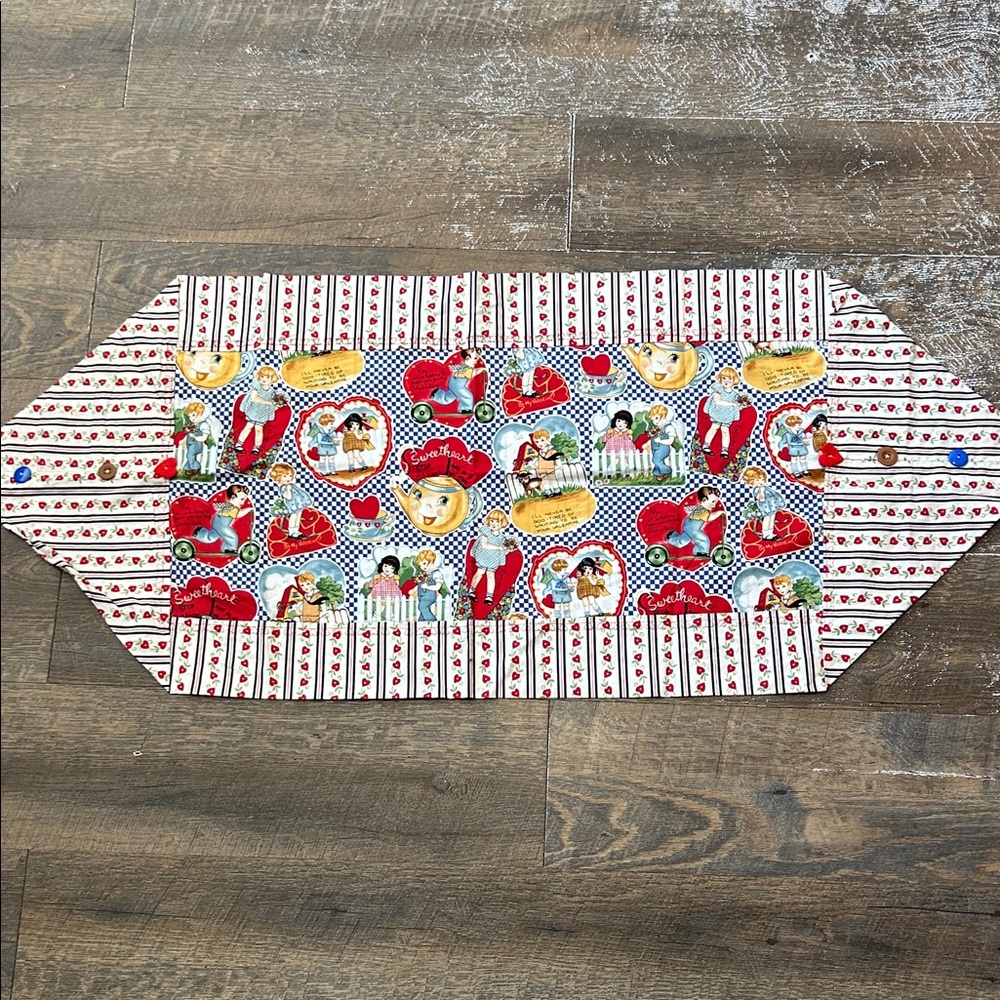 Valentines Day quilted table runner with‎ a vintage-style motif  hearts, gingham